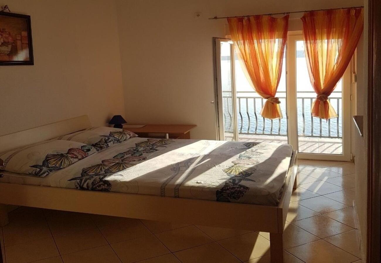 Apartments Domagoj - On The Beach Lukovo Sugarje Bagian luar foto